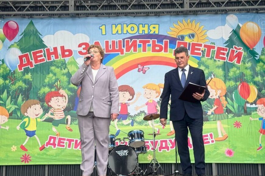 Председатель Калужского СоюзМаш поздравил юных жителей города Жукова