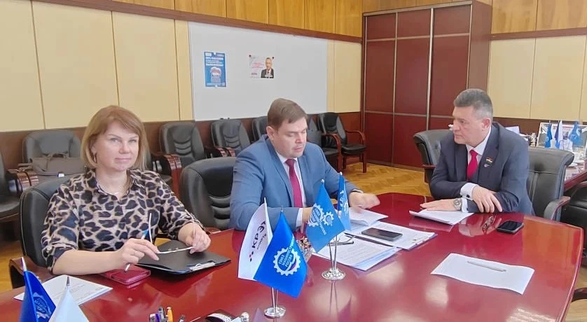 Председатель Калужского РО Союза машиностроителей России Андрей Новиков и Министр труда Калужской области Павел Коновалов провели рабочую встречу