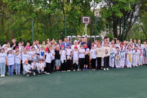 🏟️ Новую многофункциональную спортивную площадку открыли на территории школы имени Е.Р. Дашковой в Кремёнках