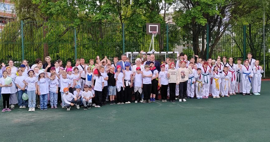 🏟️ Новую многофункциональную спортивную площадку открыли на территории школы имени Е.Р. Дашковой в Кремёнках